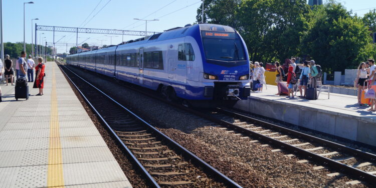 Na majówkę wprowadzono zwiększoną liczbę pociągów, nowe trasy oraz dodatkowe wagony
