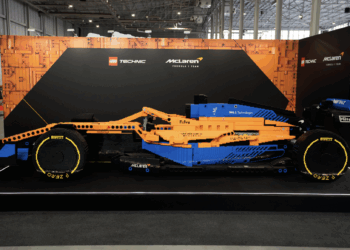 Bolid LEGO Technic McLaren F1 zbudowany z blisko 290 tys. klocków zawitał na Poznań Motor Show 2025