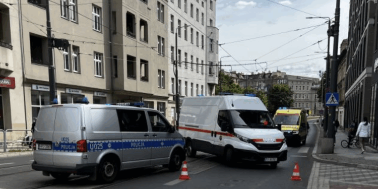 Starsza kobieta wypadła z tramwaju podczas jazdy