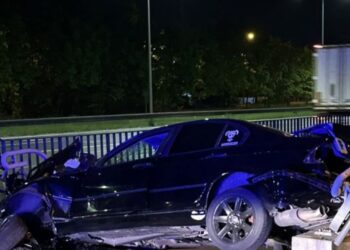 Kierowca BMW wjechał do wejścia podziemnego przejścia