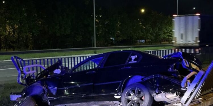 Kierowca BMW wjechał do wejścia podziemnego przejścia