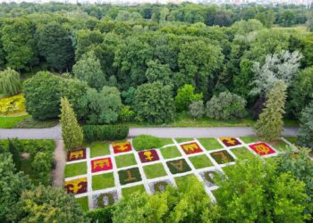 Kwiatowy hołd dla króla, robi wrażenie