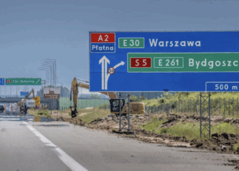 Prace przy oznakowaniu poziomym na węźle Poznań Krzesiny