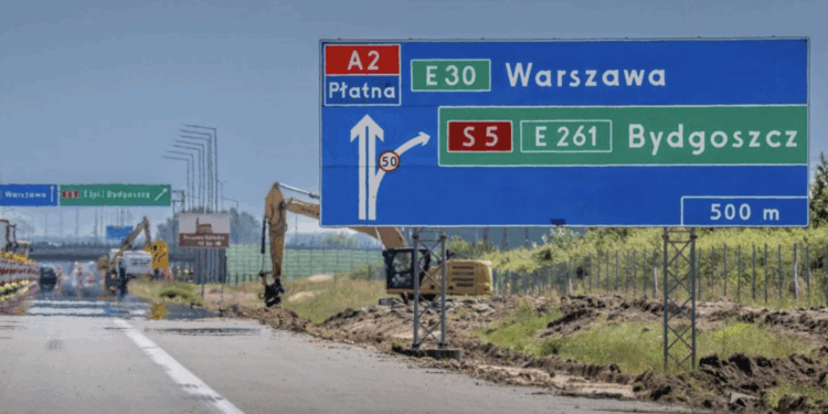 Prace przy oznakowaniu poziomym na węźle Poznań Krzesiny