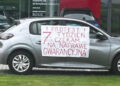 Nietypowy protest przed jednym z salonów samochodowych