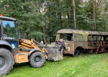 Kultowy autobus „Bałtyk” odkryty na zarośniętej posesji w Obornikach