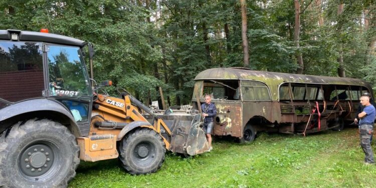 Kultowy autobus „Bałtyk” odkryty na zarośniętej posesji w Obornikach