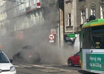 Fragment elewacji kamienicy runął na chodnik przy ul. Dąbrowskiego