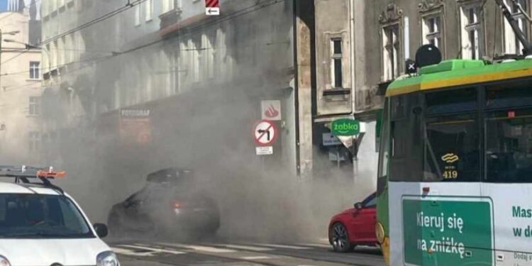 Fragment elewacji kamienicy runął na chodnik przy ul. Dąbrowskiego