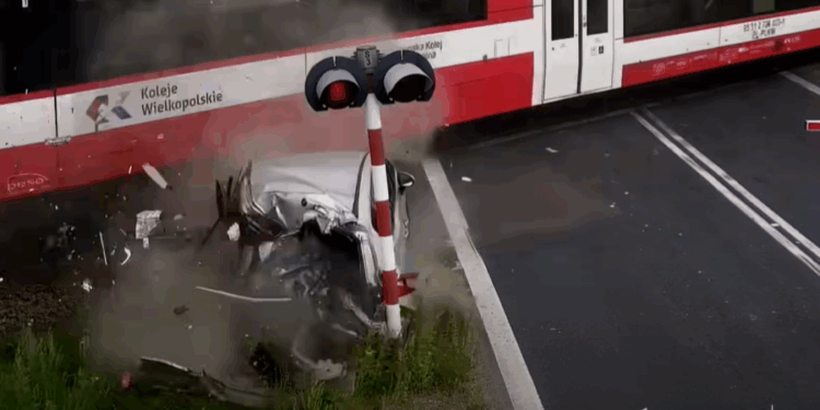 Kierowca zignorował opuszczone rogatki i wjechał na tory. Nagranie ujawnia nieodpowiedzialne zachowanie [WIDEO]