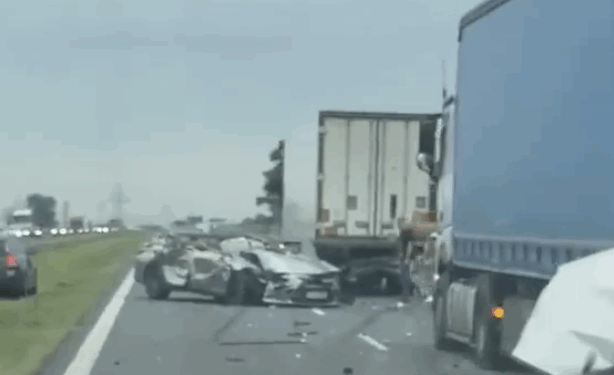 Wypadek na S5, zderzenie trzech pojazdów. Droga jest zablokowana