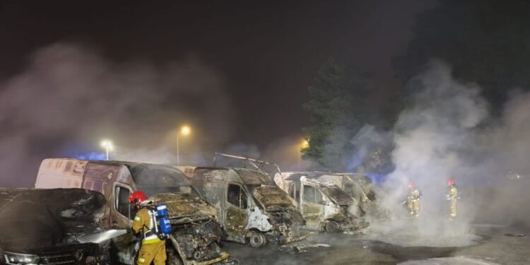 Pożar w wypożyczalni samochodów