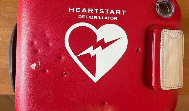 27-latek ukradł AED z ciekawości, by zobaczyć, co jest w środku