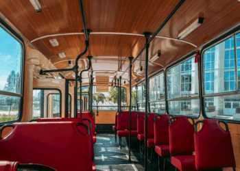 Barwna parada autobusów w Poznaniu z okazji jubileuszy komunikacji miejskiej