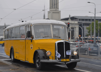 Poznań rozbrzmiał silnikami. Tłumy na paradzie autobusów