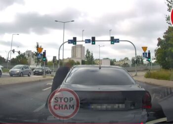Awantura na skrzyżowaniu w Poznaniu. Kierowca Citroena wyrwał szybę z Mercedesa