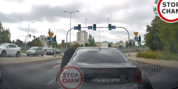 Awantura na skrzyżowaniu w Poznaniu. Kierowca Citroena wyrwał szybę z Mercedesa