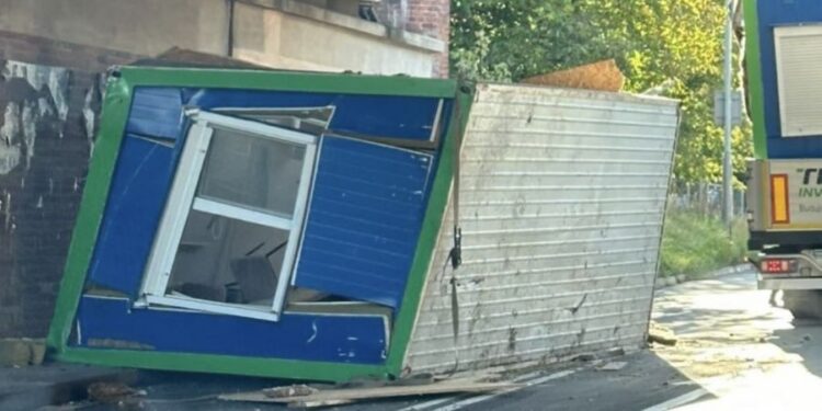 Ciężarówka z kontenerem utknęła pod wiaduktem w Poznaniu, blokując przejazd. Ładunek wypadł na drogę