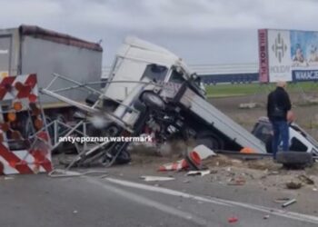 Groźny wypadek na S5 w pobliżu Poznania. Ciężarówka staranowała auto obsługi