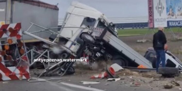 Groźny wypadek na S5 w pobliżu Poznania. Ciężarówka staranowała auto obsługi