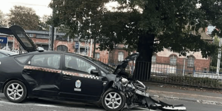 Wypadek taksówek przy dworcu w Poznaniu. Uszkodzone pojazdy i utrudnienia w ruchu