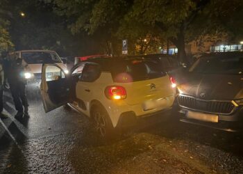 50-latek znów wpadł na kradzieży auta! Policja zatrzymała go po pościgu i uszkodzeniu trzech samochodów