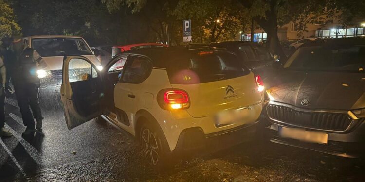 50-latek znów wpadł na kradzieży auta! Policja zatrzymała go po pościgu i uszkodzeniu trzech samochodów
