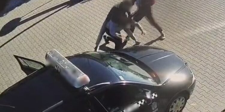 Dwóch obywateli Ukrainy podejrzanych o pobicie taksówkarza pod Poznaniem