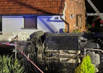 Poważny wypadek w regionie. Wjechał w dom i słup energetyczny