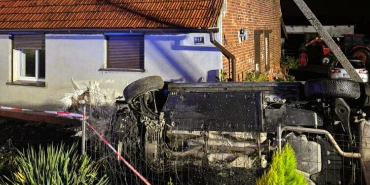 Poważny wypadek w regionie. Wjechał w dom i słup energetyczny