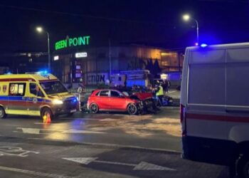 Zderzenie aut na ul. Hetmańskiej. Jedno wpadło na tory