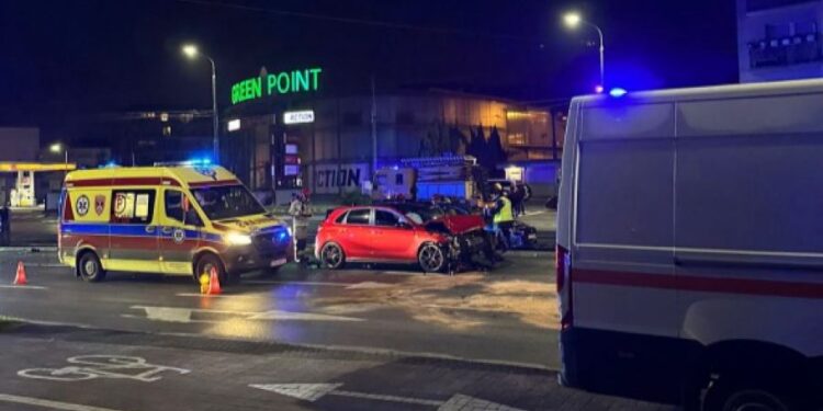 Zderzenie aut na ul. Hetmańskiej. Jedno wpadło na tory