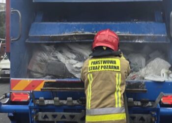 Pożar w śmieciarce! Nietypowa akcja strażaków w Poznaniu