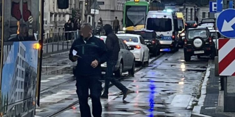 Dramatyczne wydarzenia w centrum Poznania. Wbił sobie ostre narzędzie w szyję
