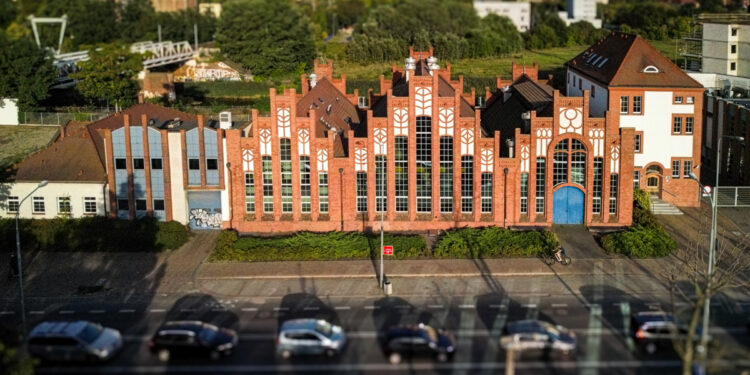 Zabytkowa perełka na sprzedaż! Aquanet wystawia ponadstuletni budynek w sercu Poznania – cena robi wrażenie