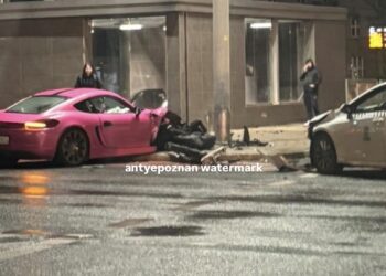Porsche wypadło z jezdni na rondzie Kaponiera, całkowicie się rozbijając