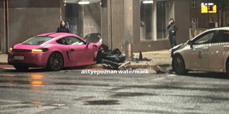 Porsche wypadło z jezdni na rondzie Kaponiera, całkowicie się rozbijając