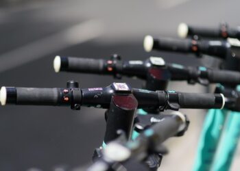 Trzy promile i jazda bez opamiętania! Pijany 23-latek rozbił się hulajnogą o sygnalizator