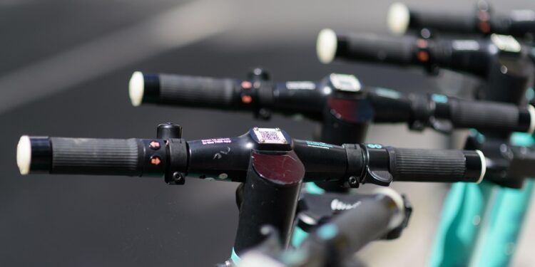 Trzy promile i jazda bez opamiętania! Pijany 23-latek rozbił się hulajnogą o sygnalizator