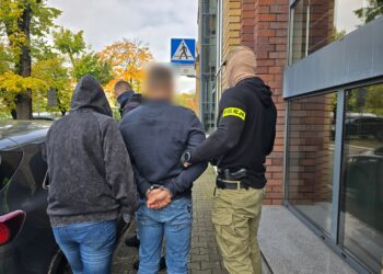 Myślała, że rozmawia z pracownikiem banku – straciła tysiące złotych! Poznańska policja dopadła oszustów
