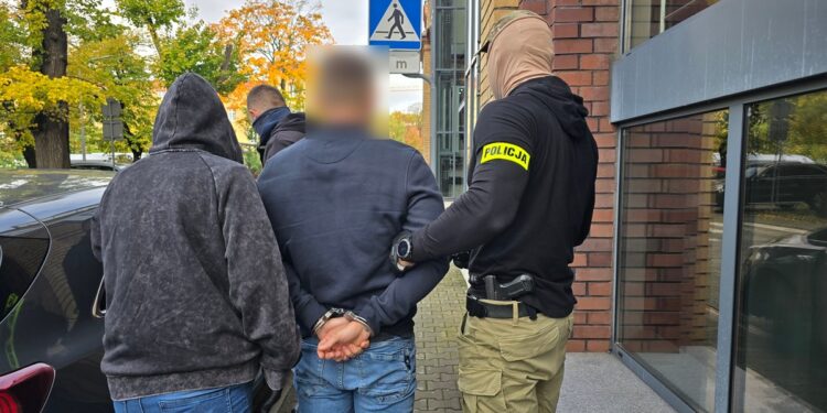 Myślała, że rozmawia z pracownikiem banku – straciła tysiące złotych! Poznańska policja dopadła oszustów