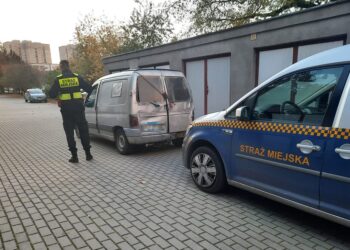 Cud, że to w ogóle jechało! Policja z Poznania zatrzymała wrak na kołach – 48-latek dostał potężny mandat