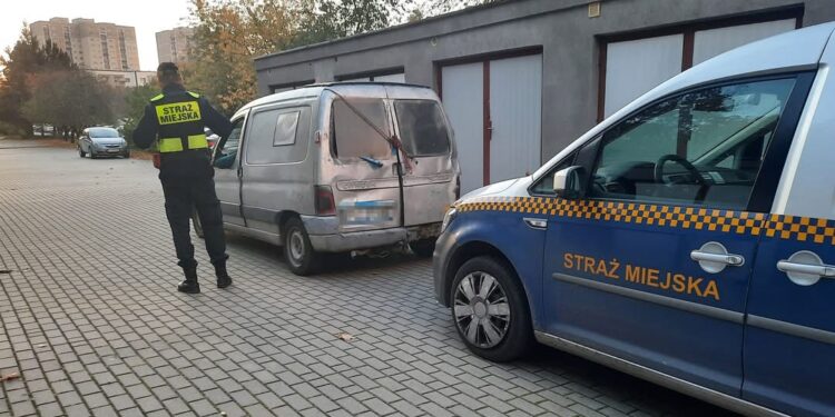 Cud, że to w ogóle jechało! Policja z Poznania zatrzymała wrak na kołach – 48-latek dostał potężny mandat