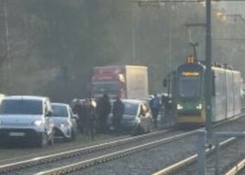 Poranny chaos na Hetmańskiej! Samochód wjechał na torowisko – tramwaje utknęły, MPK wprowadziło objazdy
