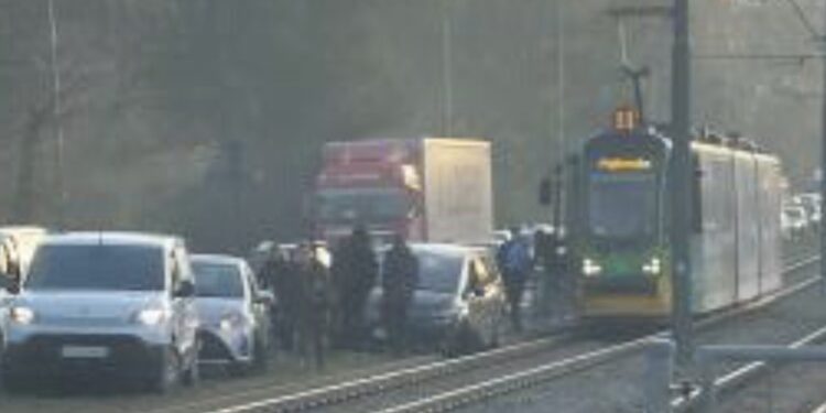 Poranny chaos na Hetmańskiej! Samochód wjechał na torowisko – tramwaje utknęły, MPK wprowadziło objazdy