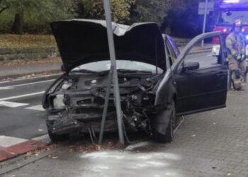 Wypadek przy Cytadeli! Kierowca roztrzaskał auto i uciekł z miejsca wypadku