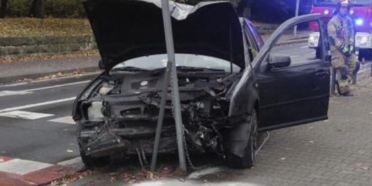 Wypadek przy Cytadeli! Kierowca roztrzaskał auto i uciekł z miejsca wypadku