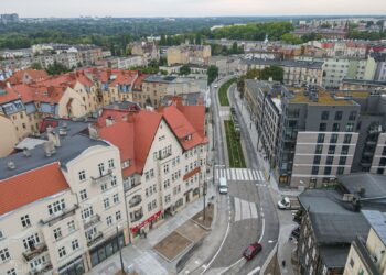 Problemy komunikacyjne na Wildzie! Awaria kanalizacji paraliżuje ruch – sprawdź objazdy i zmiany w kursowaniu tramwajów