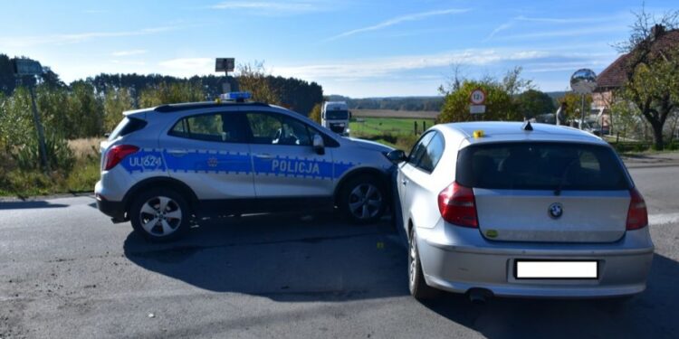 Szokujące zdarzenie w regionie! BMW prowadzone przez 30-letniego Kolumbijczyka wjechało w radiowóz – policjanci w szpitalu!