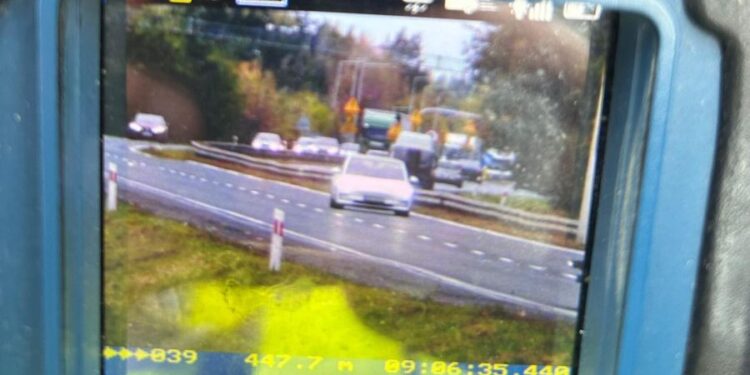 Szalał Teslą jak w grze komputerowej! 29-latek z potężnym mandatem – policja nie miała litości